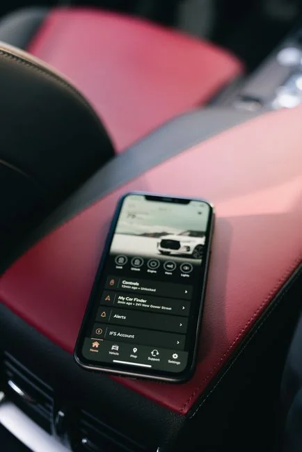 Espace de travail élégant et efficace avec plusieurs écrans, un ordinateur portable et un smartphone, mettant en valeur un projet de web design.